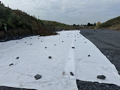 Realizace zpevněných povrchů u domů, hal a dalších budov