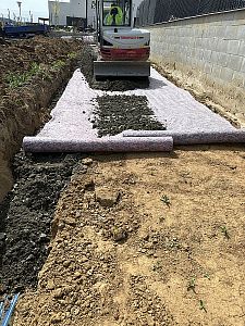 Realizace zpevněných povrchů u domů, hal a dalších budov