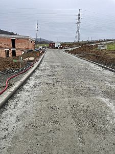 Realizace zpevněných povrchů u domů, hal a dalších budov