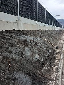 Svahování stavby železničního náspu