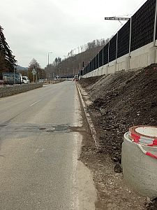 Svahování stavby železničního náspu