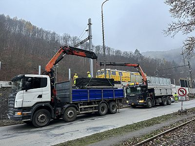 Svahování stavby železničního náspu