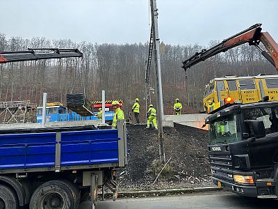Svahování stavby železničního náspu