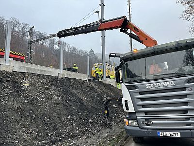 Svahování stavby železničního náspu