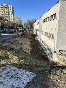 Svahování terénu kolem domu a svod vody do kanalizace