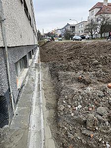Svahování terénu kolem domu a svod vody do kanalizace